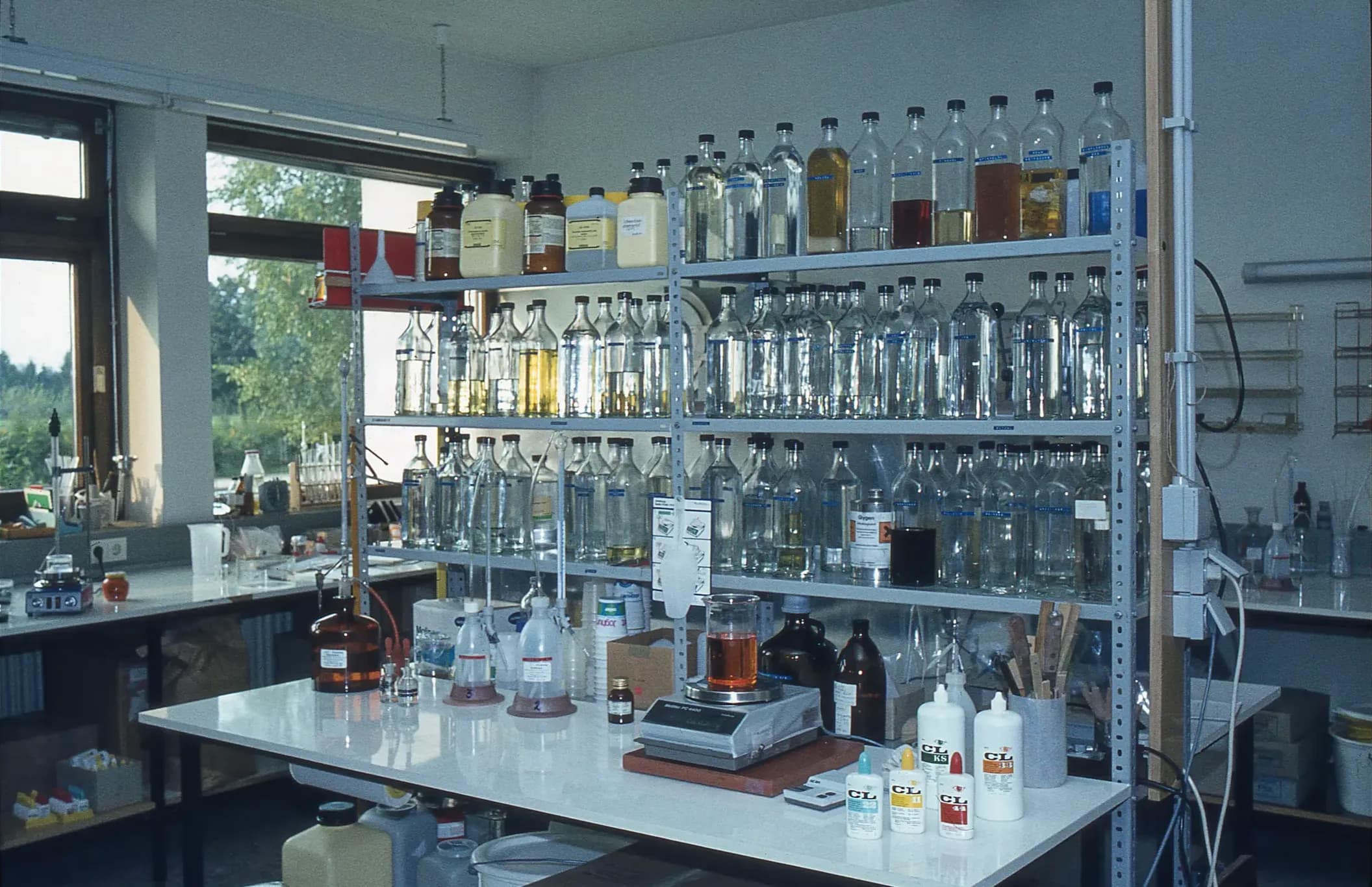 Historisches OPTOSOL-Chemielabor mit Glasflaschen-Sortiment für die Rezepturentwicklung steriler Flüssigkeiten